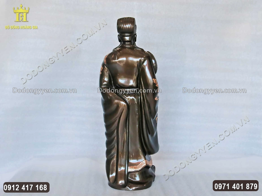 H&igrave;nh ảnh ph&iacute;a sau của bức tượng đồng